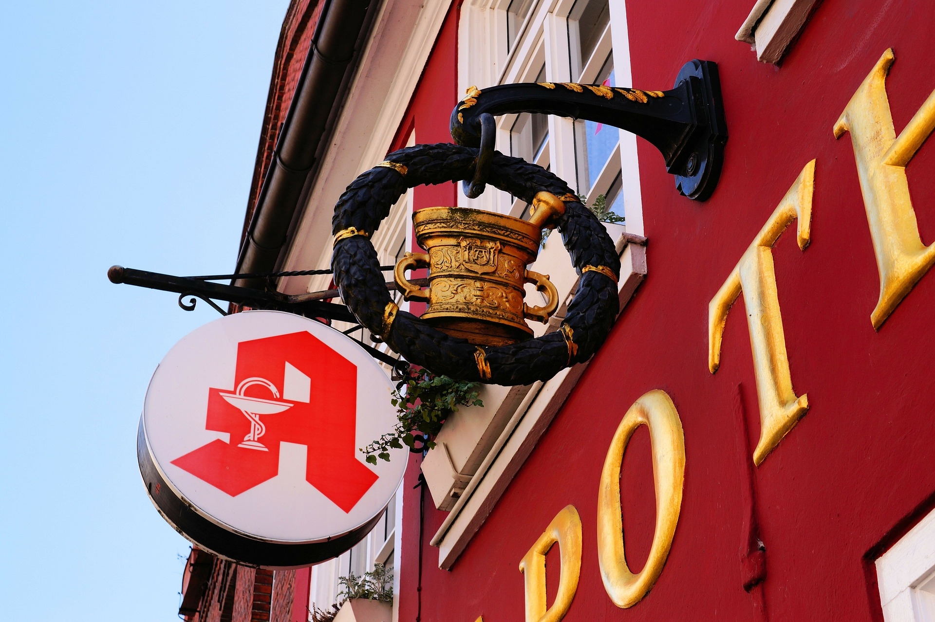 Ein Apothekenschild an einem roten Gebäude