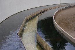 Ein Klärbecken gefüllt mit Wasser