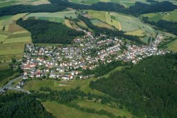 Luftaufnahme des Ortsteils Niederquembach