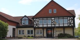 Die frontal Ansicht des Rathauses der Gemeinde Schöffengrund. Das Rathaus ist in Teilen noch in Fachwerk gehalten 