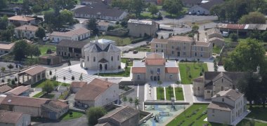 Luftaufnahme des Ortes Chauray in Frankreich. Zu sehen ist eine Kirche und einige umher stehende Häuser